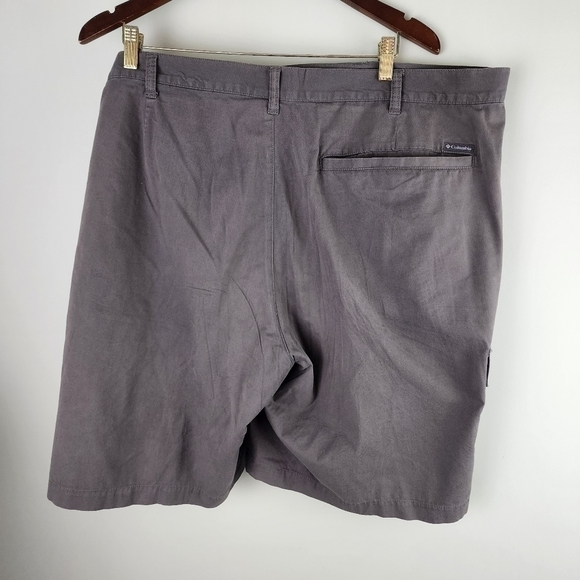 Columbia Men's Flat Front Shorts Gray Size 46 x 10 - Picture 2 of 4
